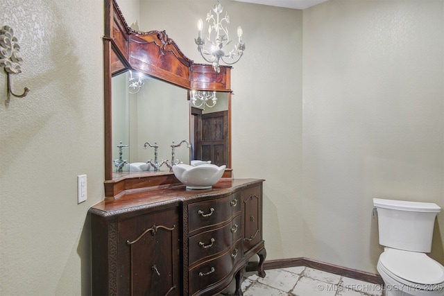 4748 N 4318th Rd, Pryor, OK 74361 - bathroom featuring a chandelier, vanity, baseboards, and toilet