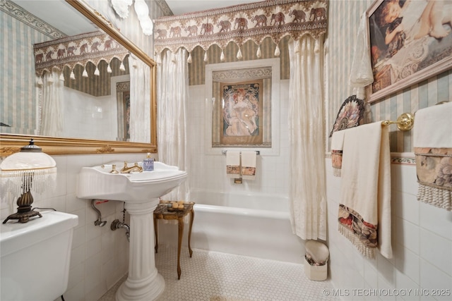 2403 S Troost Ave, Tulsa, OK 74114 - full bath with toilet, wallpapered walls, and  shower combination