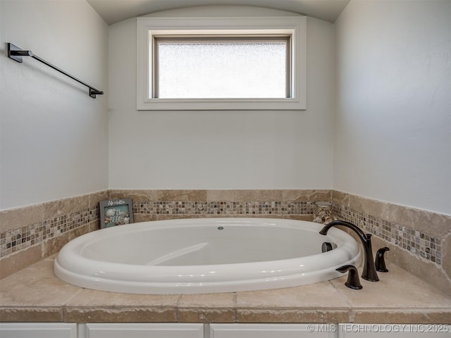2915 E Rockford Pl, Broken Arrow, OK 74014 - full bath featuring a bath