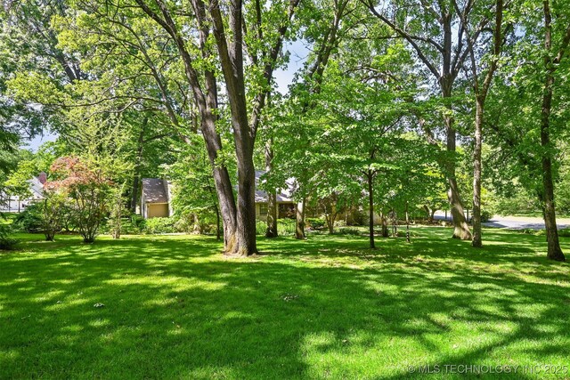 3898 E 72nd St, Tulsa, OK 74136 - view of green lawn