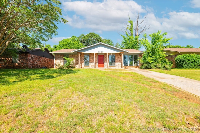 2207 Hillcrest Ct, Durant, OK 74701 - ranch-style home featuring a front lawn, brick siding, and driveway