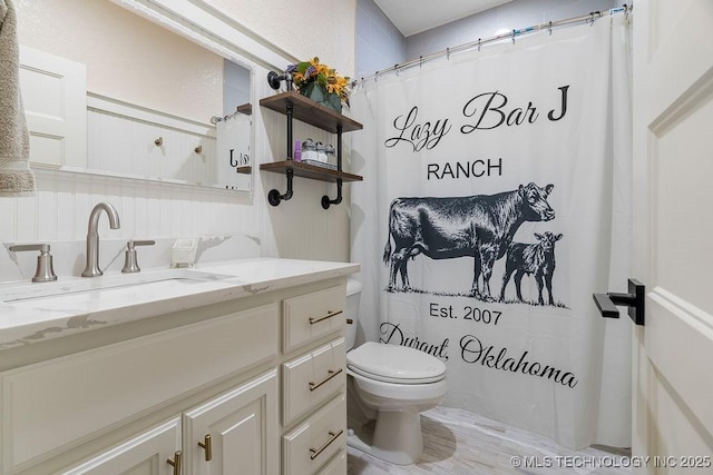 589 Three Mile Rd, Durant, OK 74701 - full bath featuring toilet, vanity, backsplash, and curtained shower
