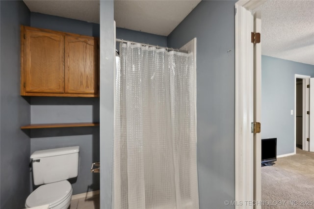 10511 S 83rd Cir, Tulsa, OK 74133 - bathroom featuring toilet, curtained shower, baseboards, and a textured ceiling