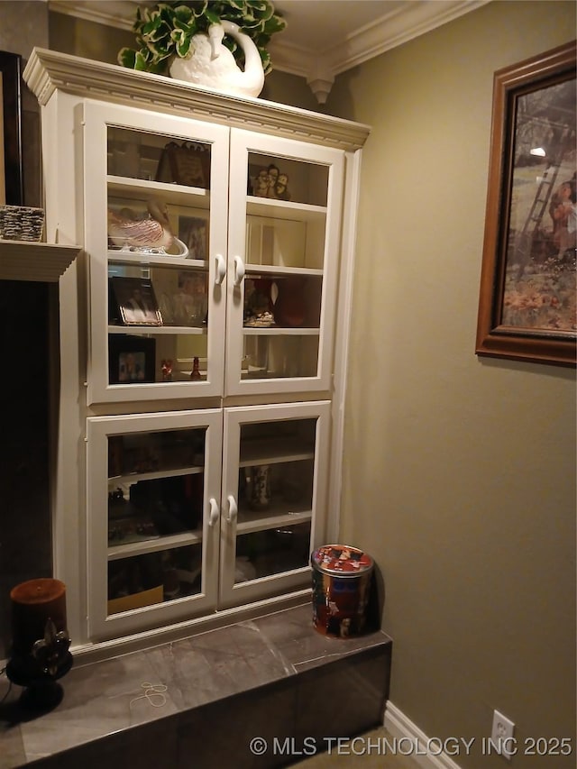 715 Kiowa, Hartshorne, OK 74547 - detailed view of crown molding