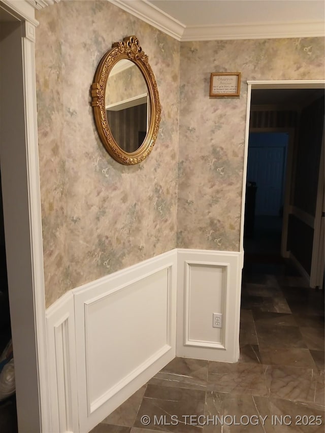 715 Kiowa, Hartshorne, OK 74547 - detailed view of wallpapered walls, wainscoting, ornamental molding, and a decorative wall