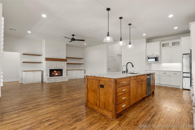2978 E 146th St S, Bixby, OK 74008 - kitchen featuring stainless steel appliances, a sink, dark wood-style flooring, ceiling fan, and recessed lighting