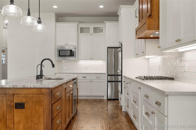 2978 E 146th St S, Bixby, OK 74008 - kitchen with stainless steel appliances, a sink, a center island with sink, dark wood-style floors, and decorative backsplash