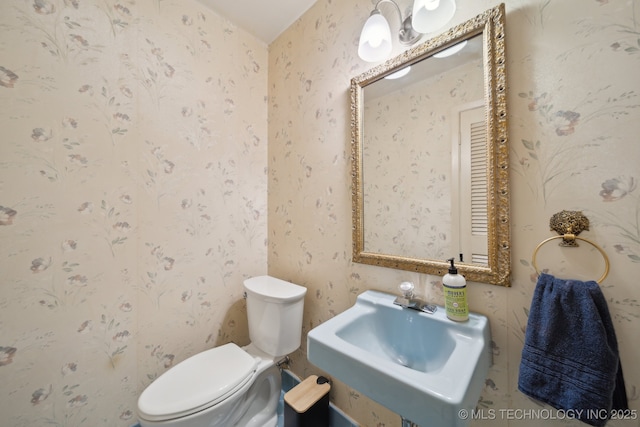 5538 E 46th St Unit 9, Tulsa, OK 74135 - bathroom with toilet, wallpapered walls, and a sink