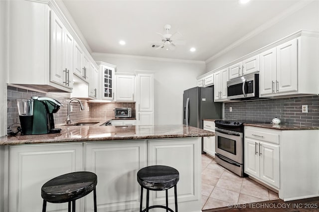 10107 S 94th E Pl, Tulsa, OK 74133 - kitchen with appliances with stainless steel finishes, a sink, a peninsula, decorative backsplash, and crown molding