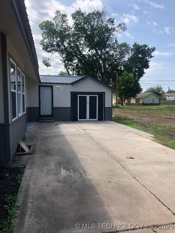 218 N Vann St, Pryor, OK 74361 - garage featuring driveway
