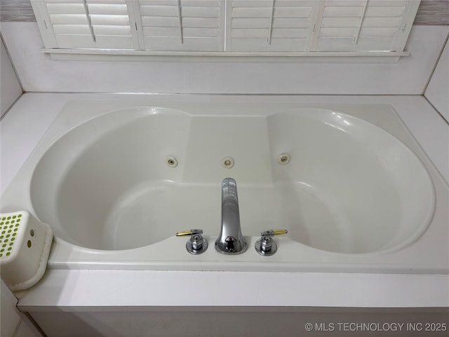 1113 S Meadow Dr, Ardmore, OK 73401 - bathroom view of a tub with jets