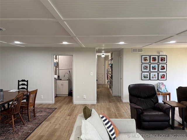 1113 S Meadow Dr, Ardmore, OK 73401 - living area featuring light wood finished floors, recessed lighting, and baseboards