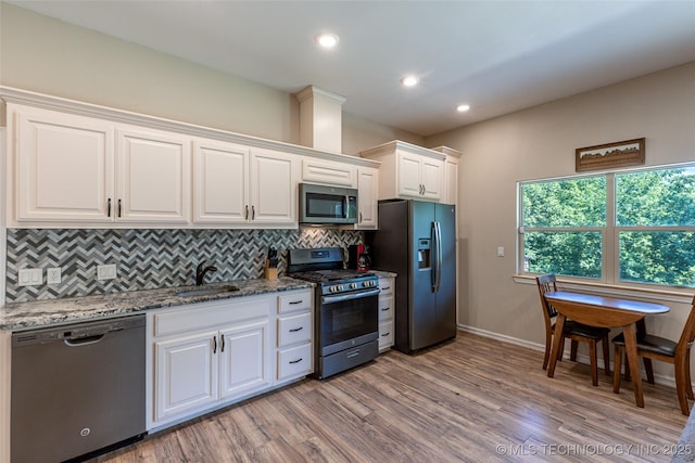 11802 Hickory Ln, Claremore, OK 74017 - kitchen with stainless steel appliances, decorative backsplash, light wood-style flooring, white cabinetry, and recessed lighting