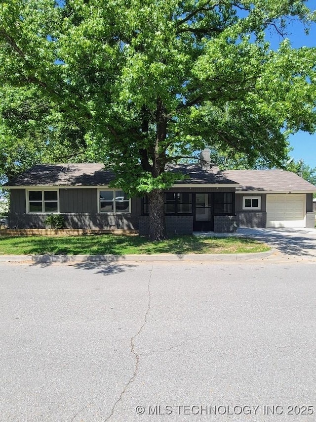 700 S Apple St, Sapulpa, OK 74066 - ranch-style house featuring an attached garage and board and batten siding