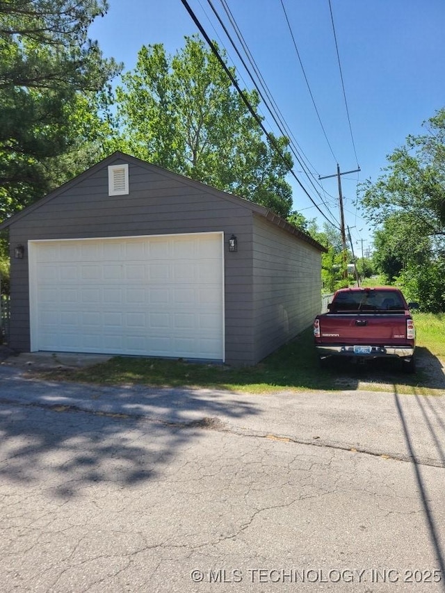 700 S Apple St, Sapulpa, OK 74066 - view of detached garage