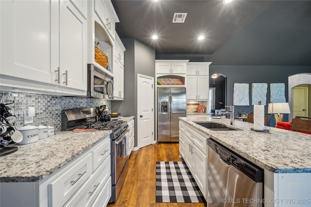 18409 E 50th Pl S, Tulsa, OK 74134 - kitchen featuring stainless steel appliances, a sink, white cabinetry, a center island with sink, and wood finished floors