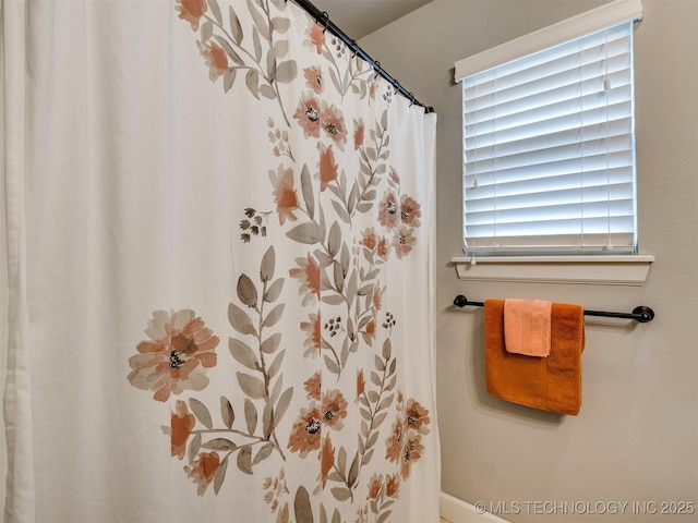7605 E 82nd Pl, Owasso, OK 74055 - full bathroom featuring a shower with shower curtain