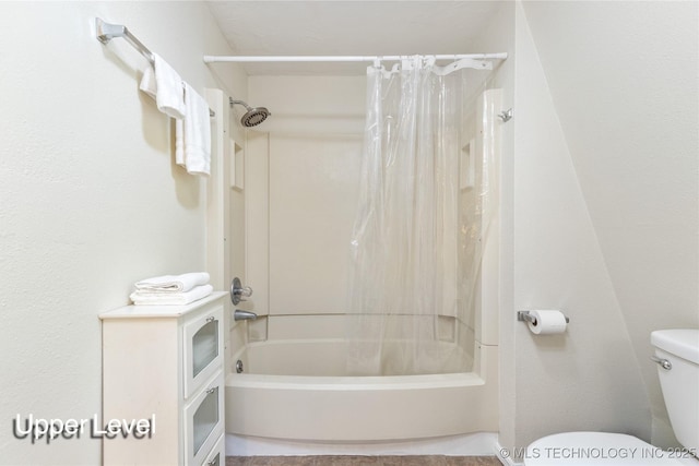 32075 Felts Ln, Afton, OK 74331 - bathroom featuring toilet and shower / bath combo with shower curtain