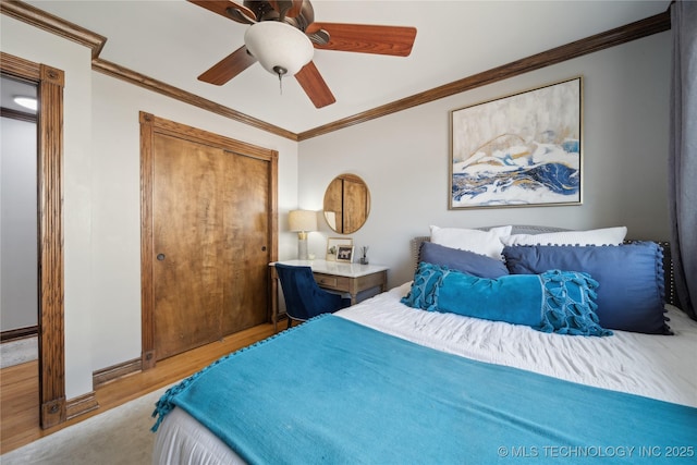 4341 E 56th Pl, Tulsa, OK 74135 - bedroom featuring wood finished floors, ornamental molding, a closet, and ceiling fan