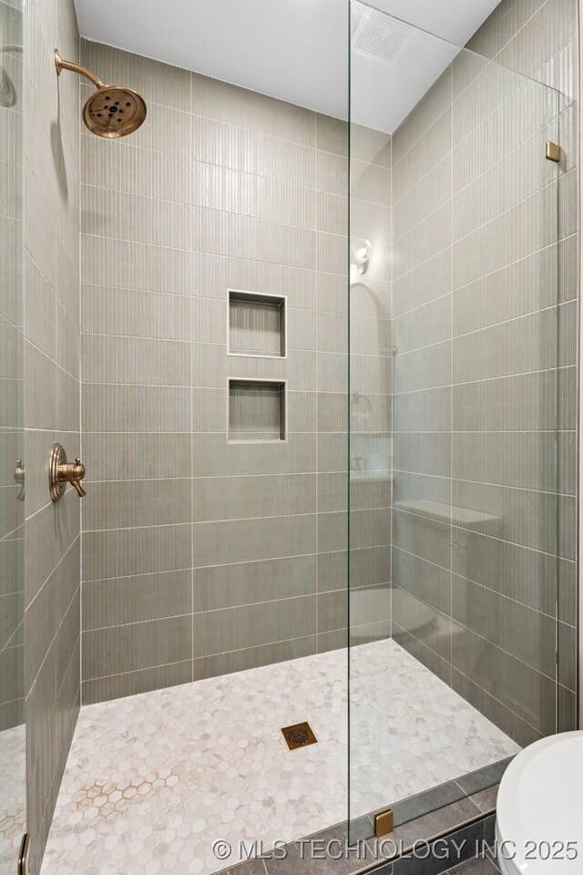 52 Redbud St, Carlton Landing, OK 74432 - bathroom with a tile shower and toilet