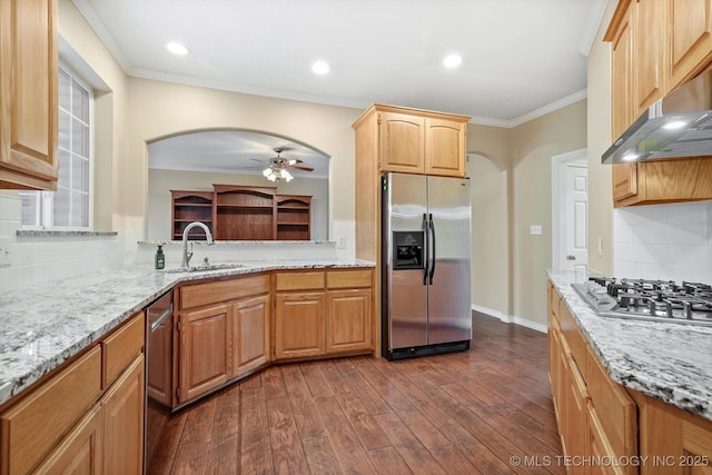 6007 E 76th Ct, Tulsa, OK 74136 - kitchen with stainless steel appliances, arched walkways, under cabinet range hood, a sink, and a ceiling fan