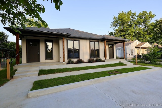 805 N Ridgeway St, Sapulpa, OK 74066 - view of front facade featuring covered porch and roof with shingles