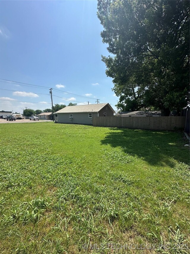 105 S B, Davis, OK 73030 - view of yard