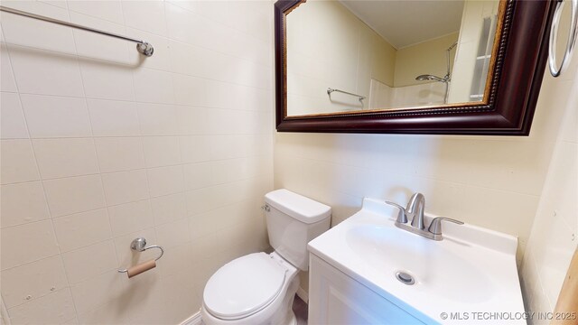 105 S B, Davis, OK 73030 - bathroom featuring toilet, vanity, and tile walls
