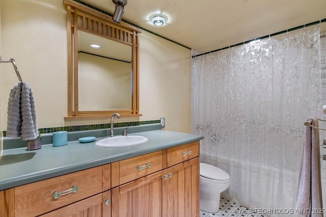 1502 S Boulder Ave Unit 16Cd, Tulsa, OK 74119 - bathroom featuring toilet, vanity, shower / tub combo, and tile patterned floors