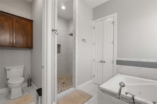 1580 Dawson Dr, Fort Gibson, OK 74434 - bathroom with a whirlpool tub, baseboards, tiled shower, toilet, and marble finish floors