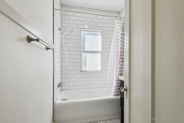 1224 S Columbia Pl, Tulsa, OK 74104 - full bath featuring shower / tub combo