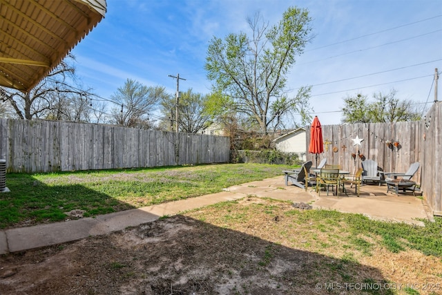 1224 S Columbia Pl, Tulsa, OK 74104 - view of yard featuring a patio