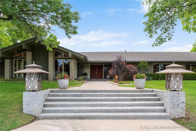 6232 S Jamestown Ave, Tulsa, OK 74136 - mid-century modern home featuring a front lawn and brick siding