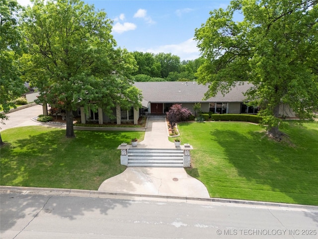 6232 S Jamestown Ave, Tulsa, OK 74136 - view of front of property featuring a front yard