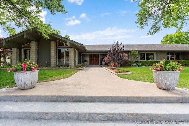 6232 S Jamestown Ave, Tulsa, OK 74136 - view of front of home with brick siding and a front yard