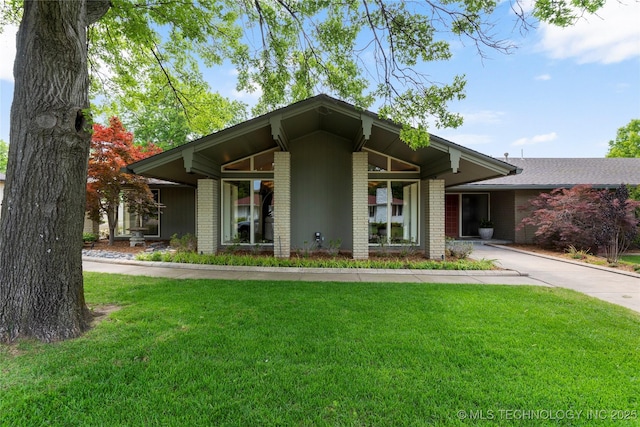 6232 S Jamestown Ave, Tulsa, OK 74136 - mid-century inspired home featuring brick siding, a front yard, and concrete driveway
