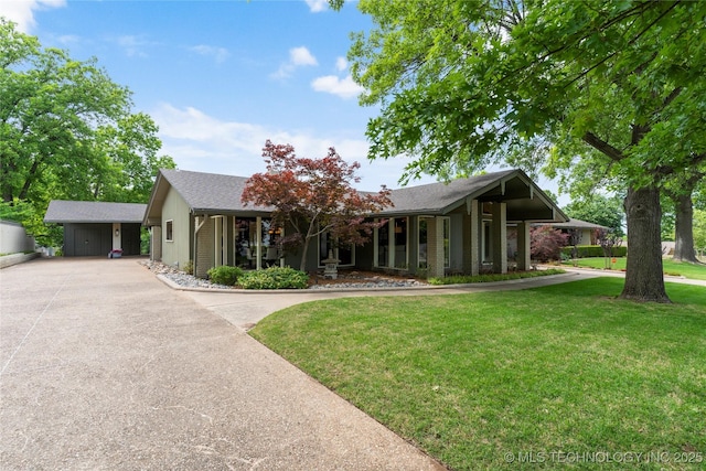 6232 S Jamestown Ave, Tulsa, OK 74136 - mid-century home featuring a front yard and a shingled roof
