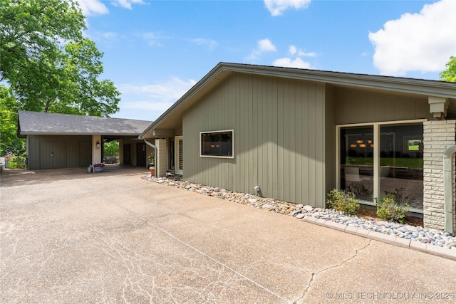 6232 S Jamestown Ave, Tulsa, OK 74136 - view of home's exterior with concrete driveway and a carport