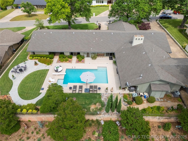 6232 S Jamestown Ave, Tulsa, OK 74136 - view of subject property with a pool area