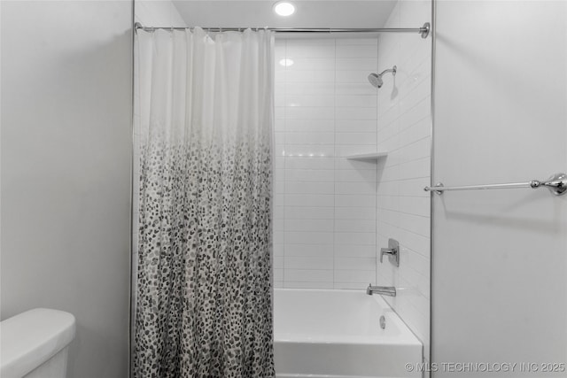 7532 E 55th Pl, Tulsa, OK 74145 - bathroom featuring toilet, shower / bath combo, and recessed lighting