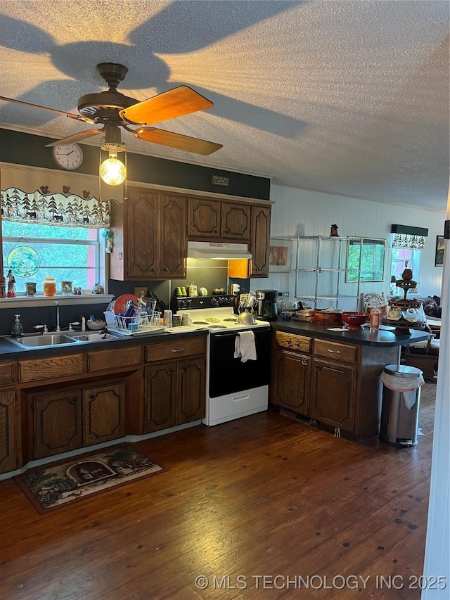 95398 S 4556, Vian, OK 74962 - kitchen with electric stove, under cabinet range hood, a peninsula, dark wood-style floors, and a textured ceiling