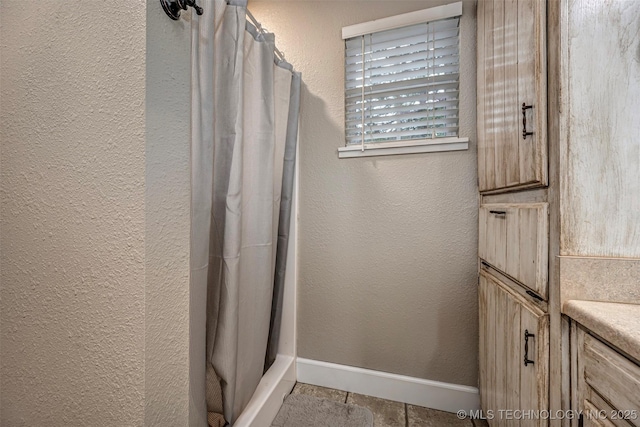 1319 SE 3rd St, Antlers, OK 74523 - bathroom featuring baseboards, a shower with curtain, and a textured wall