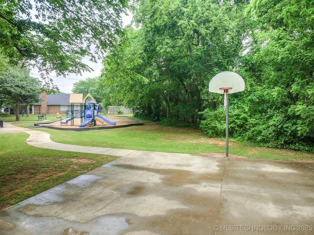 406 Sequoyah Trl, Norman, OK 73071 - view of green lawn