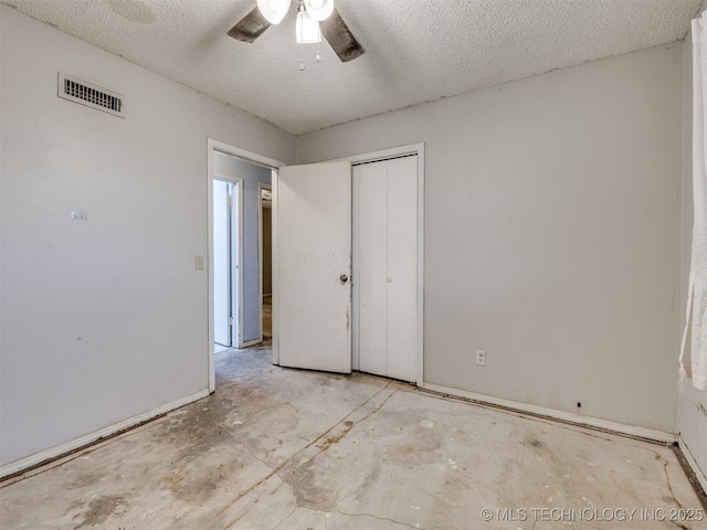 12641 S 281st E Ave, Coweta, OK 74429 - unfurnished bedroom featuring a textured ceiling, a closet, and ceiling fan