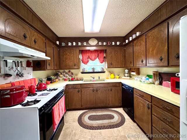 7122 S Shelby Ln, Broken Arrow, OK 74014 - kitchen with under cabinet range hood, black dishwasher, gas range oven, a textured ceiling, and a sink