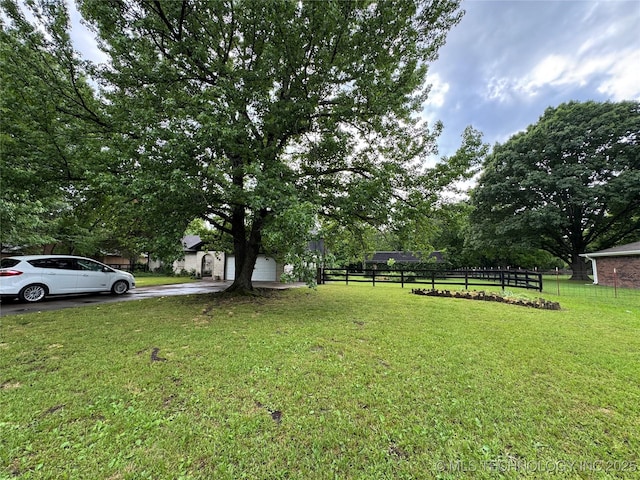 7122 S Shelby Ln, Broken Arrow, OK 74014 - view of yard featuring driveway