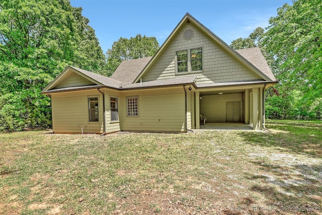 900 W Hardesty Rd, Caddo, OK 74729 - view of front of home featuring a shingled roof and a front yard