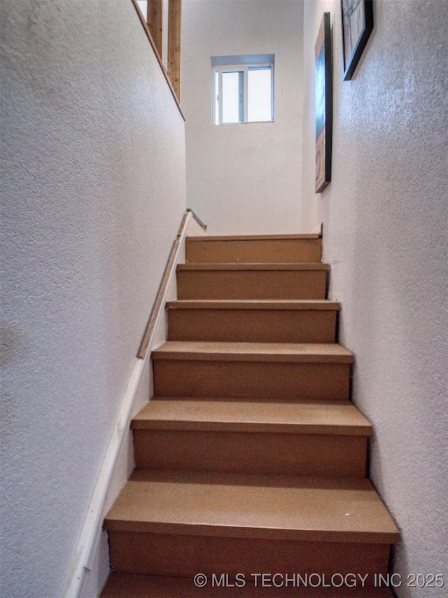 5404 Ranch Rd, Kingston, OK 73439 - stairway featuring a textured wall and a towering ceiling