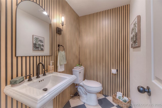 8221 S 74th E Ave, Tulsa, OK 74133 - bathroom featuring toilet, a sink, and wallpapered walls