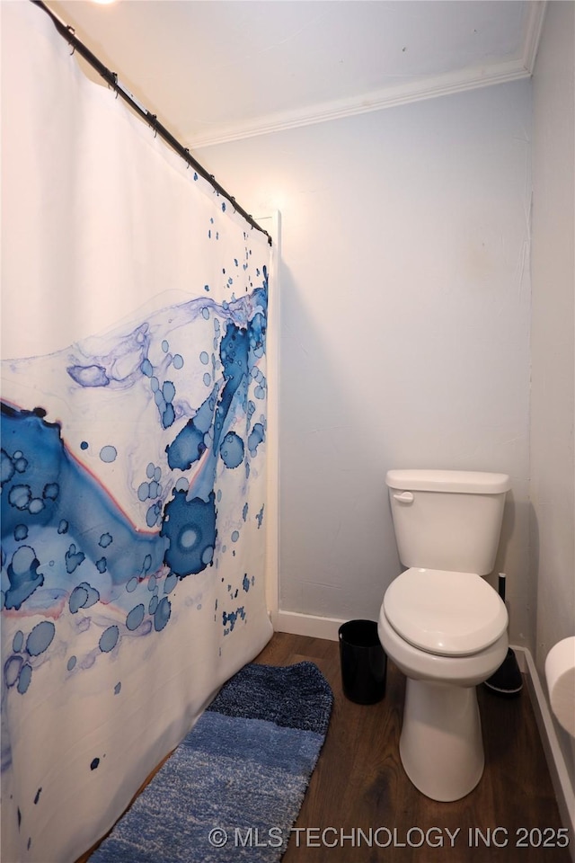 8845 Chestnut Rd, Henryetta, OK 74437 - bathroom with baseboards, wood finished floors, ornamental molding, toilet, and a shower with shower curtain